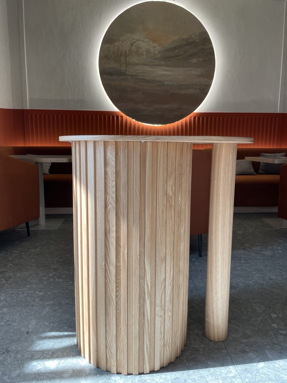 アッシュと金属の家具 — image 3