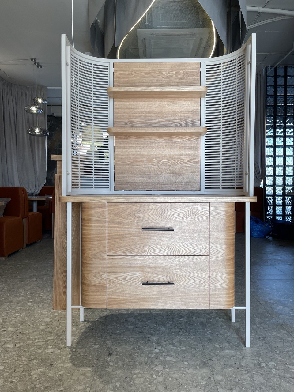 アッシュと金属の家具 — image 2